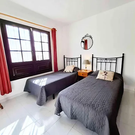 Villa With Private Pools - Just 7 Min Walk From Beach, Bars & Dining Playa Blanca (Lanzarote)
